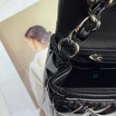 Sac à bandoulière Timeless 20CM en cuir verni chevron noir et argenté - Chanel
