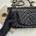 Sac à bandoulière Timeless 20CM en cuir verni chevron noir et argenté - Chanel