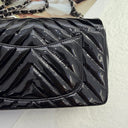 Sac à bandoulière Timeless 20CM en cuir verni chevron noir et argenté - Chanel