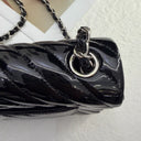 Sac à bandoulière Timeless 20CM en cuir verni chevron noir et argenté - Chanel