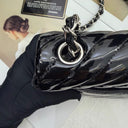 Sac à bandoulière Timeless 20CM en cuir verni chevron noir et argenté - Chanel