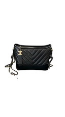 Sac à bandoulière Gabrielle Mini en cuir chevron noir - Chanel