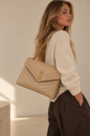 Sac Loulou Médium à bandoulière en cuir lisse beige - Saint laurent