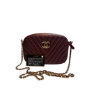 Sac à bandoulière Camera en cuir matelassé chevron bordeaux - Chanel