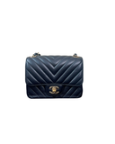 Sac à bandoulière Mini Timeless en cuir chevron noir - Chanel