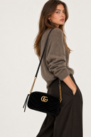 Sac à bandoulière Small GG Marmont en velours noir et doré - Gucci