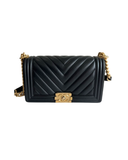 Sac à bandoulière Boy médium en cuir chevron noir - Chanel