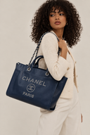 Sac à épaule Deauville en cuir bleu marine - Chanel