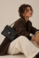 Sac à épaule matelassé vintage en cuir lisse d'agneau noir - Chanel