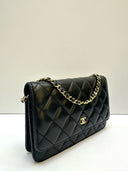 Sac à bandoulière Wallet-On-Chain en cuir lisse noir et doré - Chanel