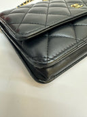 Sac à bandoulière Wallet-On-Chain en cuir lisse noir et doré - Chanel