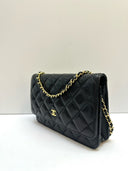 Sac à bandoulière Wallet-On-Chain en cuir lisse noir et doré - Chanel