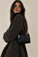 Sac à bandoulière Gabrielle Mini en cuir chevron noir - Chanel